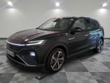 un 4x4 noir garé sur un sol en damier dans un garage