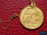une pièce d'or avec l'image d'une femme dessus