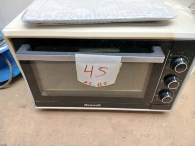 un four grille-pain posé sur un plan de travail, avec un mot collé dessus