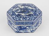 une boîte octogonale bleue et blanche ornée d'un motif représentant un homme à cheval
