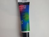 un gros plan d'un tube de dentifrice posé sur une surface blanche