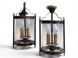 une paire de lanternes anciennes en laiton et en verre sur fond blanc