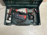 une boîte à outils avec des outils à l'intérieur sur le sol