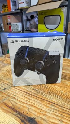 la boîte d'une manette PlayStation de Sony posée sur une table en bois