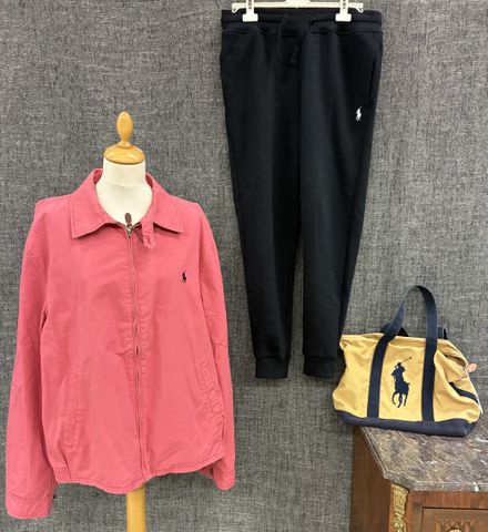 RALPH LAUREN – Lot comprenant une veste en coton rose saumon, tai...