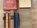 plusieurs livres sont posés sur une table les uns à côté des autres