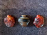 trois petits vases posés les uns à côté des autres sur une table