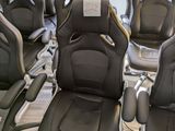un grand nombre de chaises alignées dans une pièce