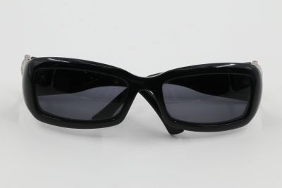 des lunettes de soleil posées sur une surface blanche, avec un fond blanc