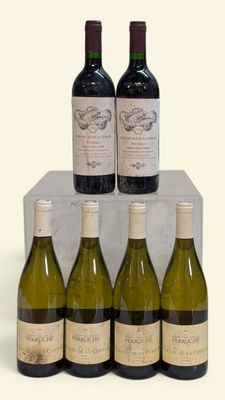six bouteilles de vin sont disposées dans une vitrine posée sur un plan de travail blanc