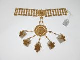 une image représentant un collier en or orné de fleurs et de clochettes