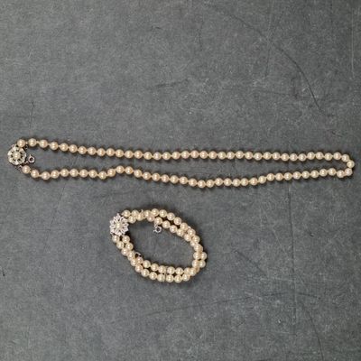 Lot comprenant : 1 collier en perles fantaisie et fermoir en…