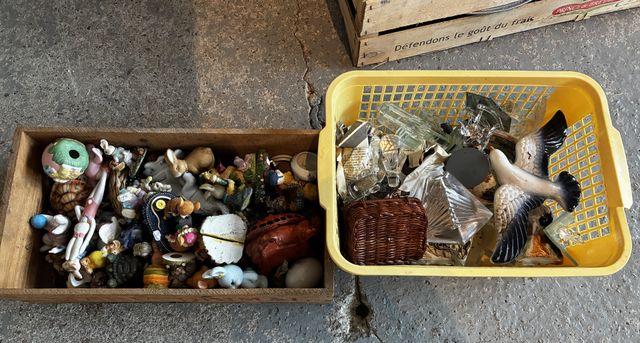 Lot de deux caisses d'objets de vitrine en résine et verre