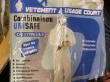 une personne tenant un sac de fournitures médicales à la main