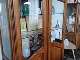 un meuble en bois avec des portes en verre dans une pièce