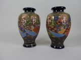 deux vases posés sur une table, sur lesquels est représenté un tableau