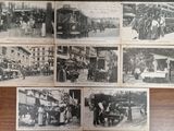 plusieurs vieilles photographies en noir et blanc de personnes et de véhicules sur une table