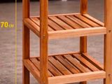 une étagère en bois surmontée d'une autre étagère