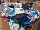 un tas de vêtements posé sur un carton dans un entrepôt