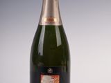 une bouteille de champagne posée sur une table