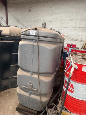 une pile de fûts alignés les uns à côté des autres dans un garage