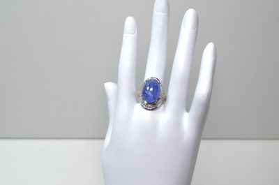 une image représentant une main avec une bague au doigt