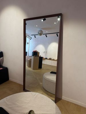 un grand miroir au milieu d'une pièce