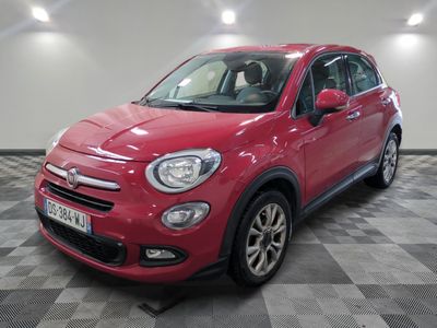 Le SUV Fiat rouge est garé sur un sol à damier.