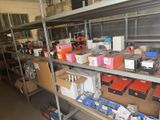 beaucoup de boîtes et de cartons sur les étagères de la pièce