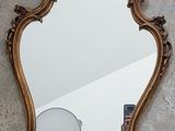 un miroir accroché au mur à côté d'un autre miroir