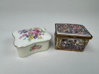 deux petites boîtes posées sur une table