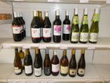 de nombreuses bouteilles de vin sur les étagères du réfrigérateur