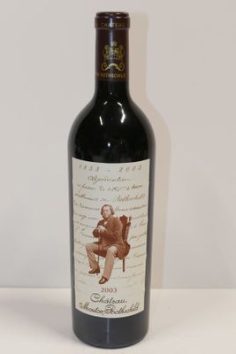 une bouteille de vin posée sur une table