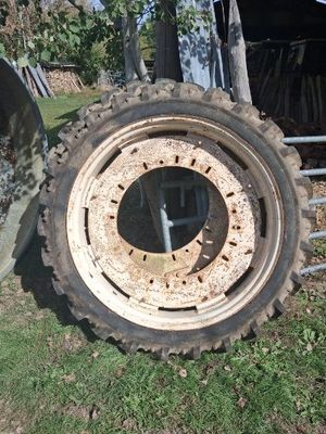 un pneu de tracteur posé dans l'herbe