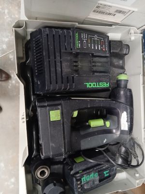 une boîte remplie d'outils posés sur le sol
