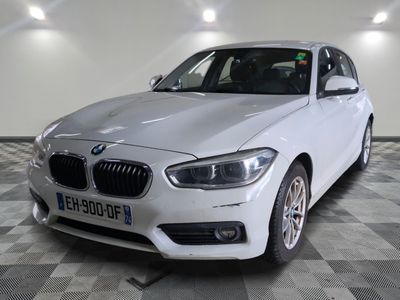 une photo d'une BMW blanche sur un sol à damier
