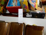 une pile de cartons empilés les uns sur les autres sur une étagère dans un magasin
