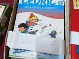 deux cartons de livres posés l'un à côté de l'autre sur une table