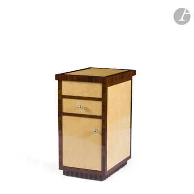 une photo d'un petit meuble en bois à deux tiroirs