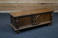 Coffre en bois sculpté dans le goût de la Renaissance.