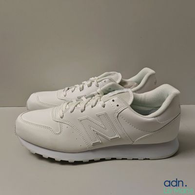 La New Balance 995 est une basket en cuir blanc dotée d'une semelle blanche.