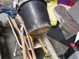 un tas d'objets et d'outils en tout genre dans un garage