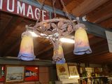 un lustre suspendu au plafond d'un restaurant