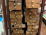 une armoire en bois comportant de nombreux tiroirs à l'intérieur