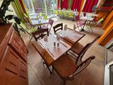 Des tables et des chaises sont disposées dans un restaurant aux couleurs vives