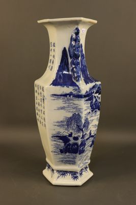 CHINE. Grand vase de forme hexagonale en porcelaine à décor …