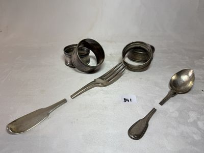 trois cuillères et deux cuillères posées sur une table