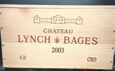 une boîte en bois avec une étiquette de vin