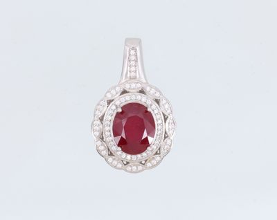 un pendentif en rubis et diamants sur fond blanc