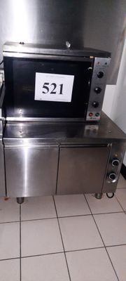 une image d'un four commercial dans une cuisine commerciale